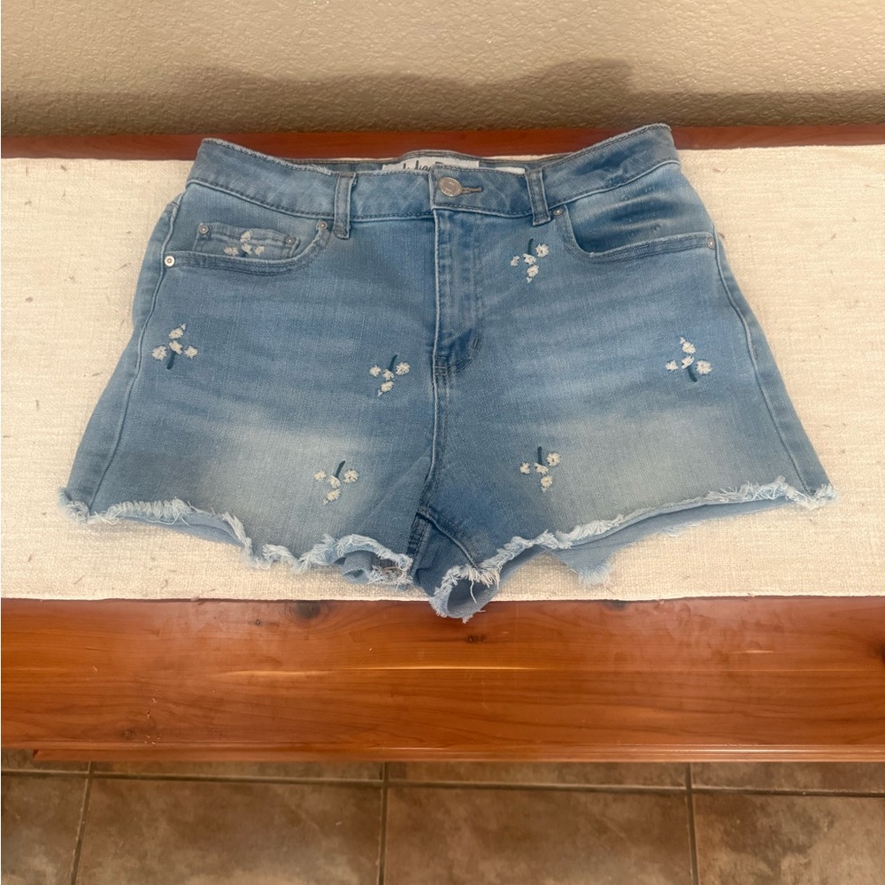 ❤️ 4 for $15 Indigo Rein Light Blue Floral Embroidered Jean Shorts